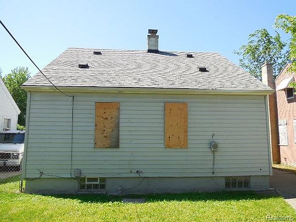 4th image of 15275 Tacoma St