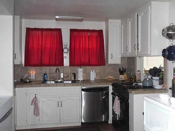 5th image of 1760 N San Joaquin St