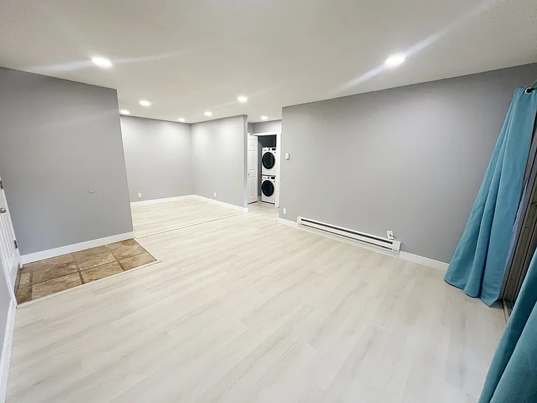 1076 Yarwood Ct — Photo 3
