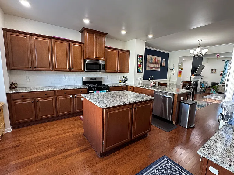 723 Edgewater Ridge Ct — Photo 2