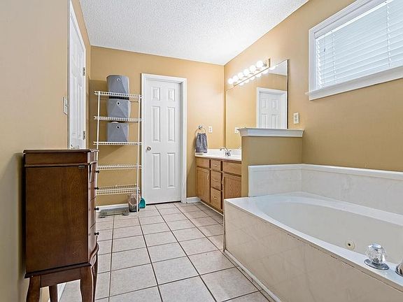 4th image of 3267 Don Valley Dr