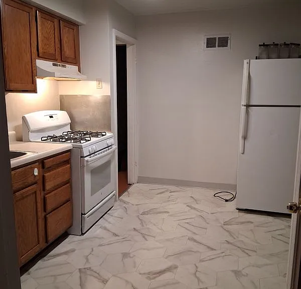 7420 Pleaseway Dr — Photo 2