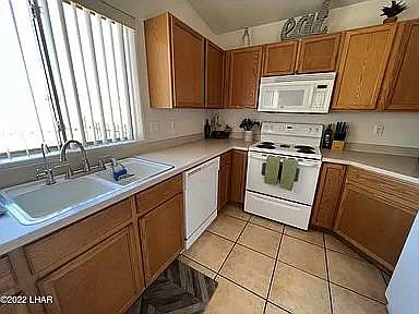 5th image of 2193 Holly Ave