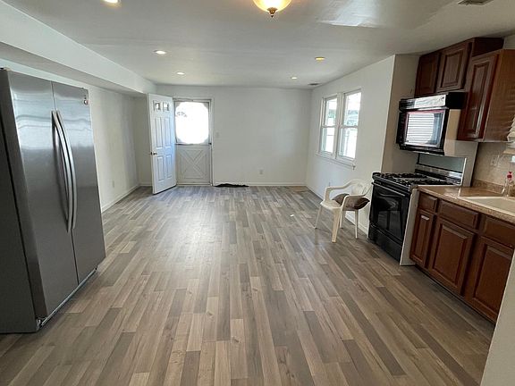 3rd image of 8 Townsend Ln