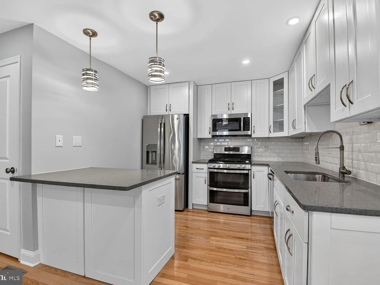 4 bed, 3.5 bath, 2378 sqft, $5,000 — Photo 2