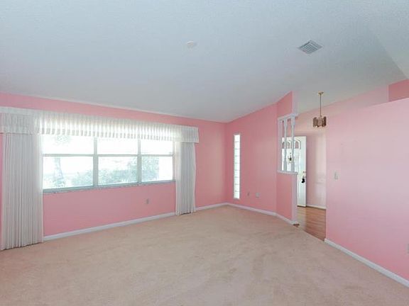 3rd image of 1601 Selkirk Dr