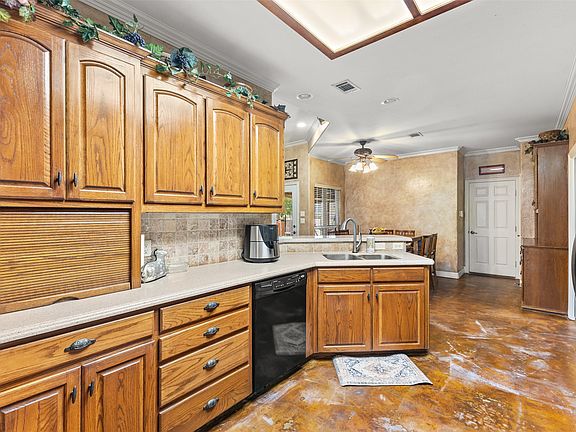 5th image of 1010 Williams St