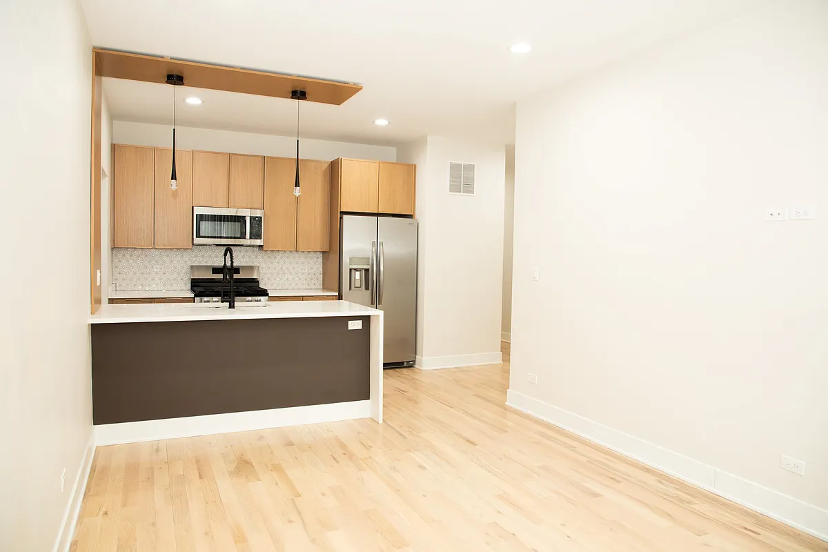 Building Photo - 6408 S Vernon Ave #1