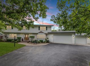 203 Forest View Dr, Lake Bluff, IL 60044