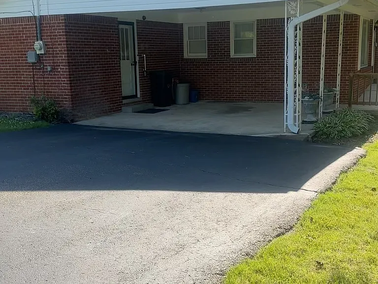 104 Oakwood Dr — Photo 1