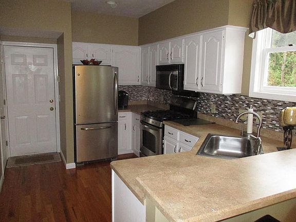3rd image of 9 Juniper Wood Dr