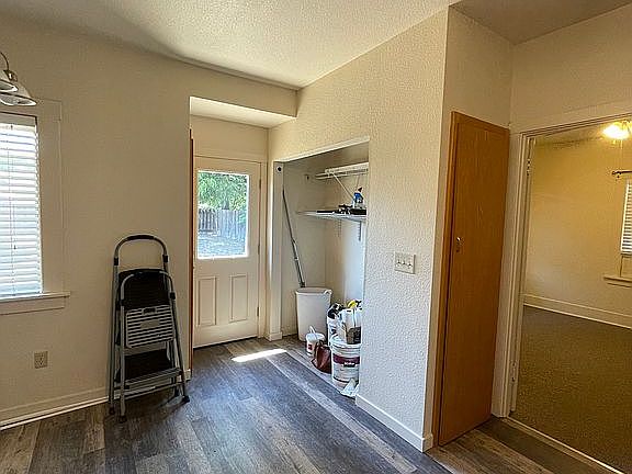 Kitchen ( laundry hook up)