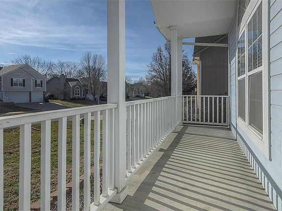 3rd image of 609 NE Cumberland Dr