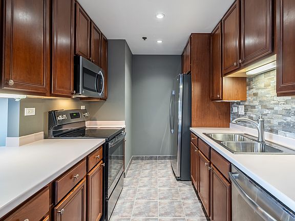 4th image of 77 S Evergreen Ave Unit 607