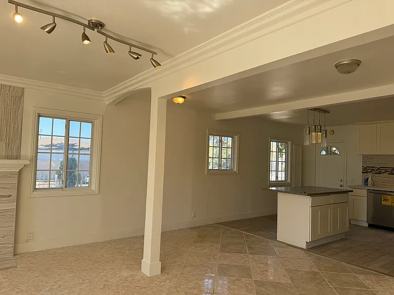 2101 S Sycamore St — Photo 10