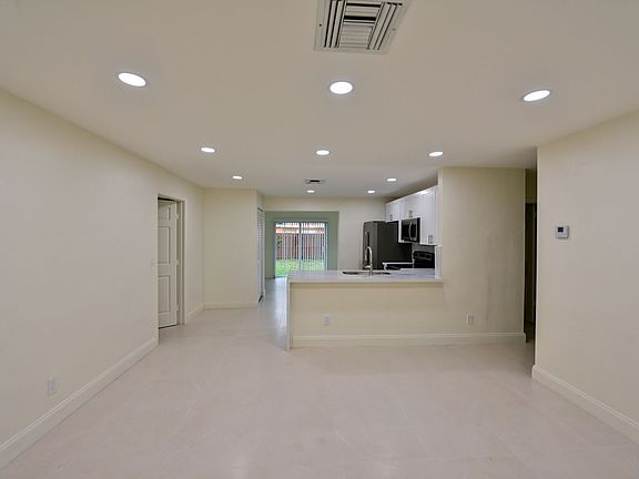 4th image of 2781 SW 47th St
