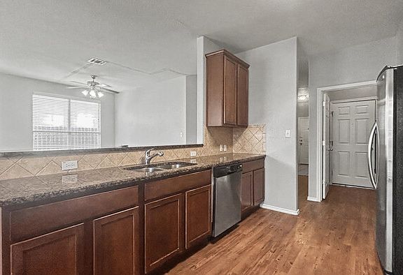 3rd image of 188 Oxford Dr