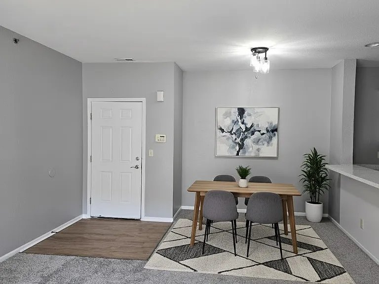 Owens Lake Commons Apartments & Townhomes — Photo 46