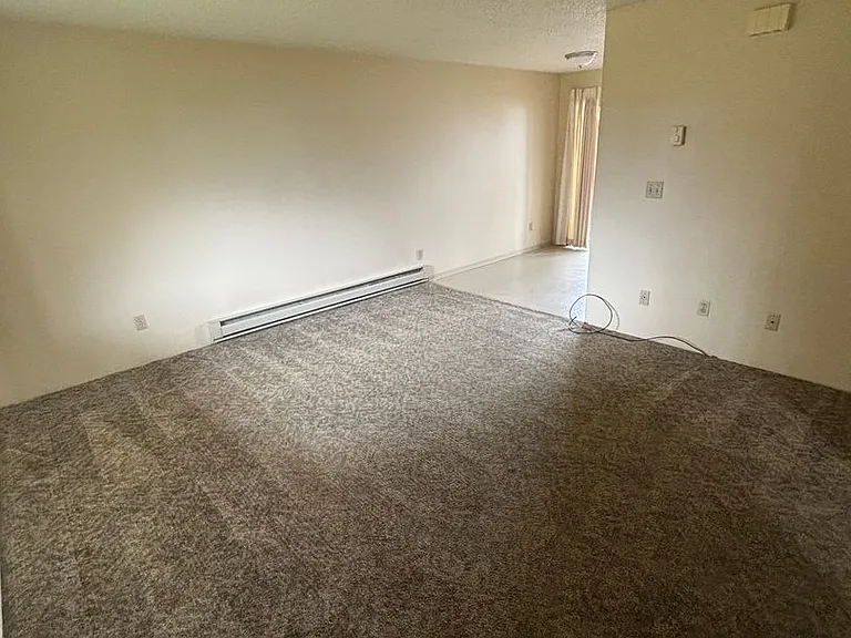 1 Bedroom 1 Bathroom at Hollywood Park Apartments — Photo 16