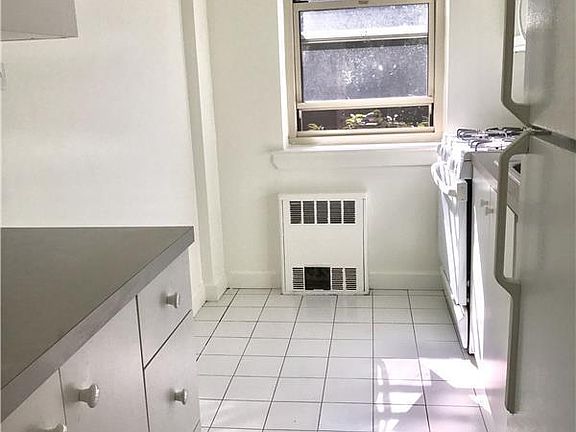 3rd image of 13525 Hoover Ave APT 3L