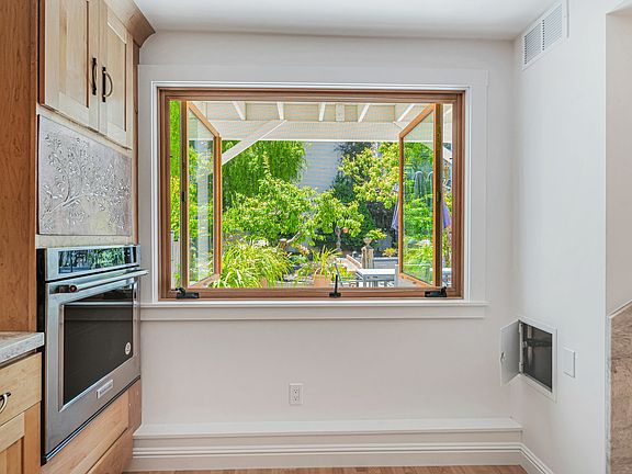 4th image of 2249 Francisco St #A