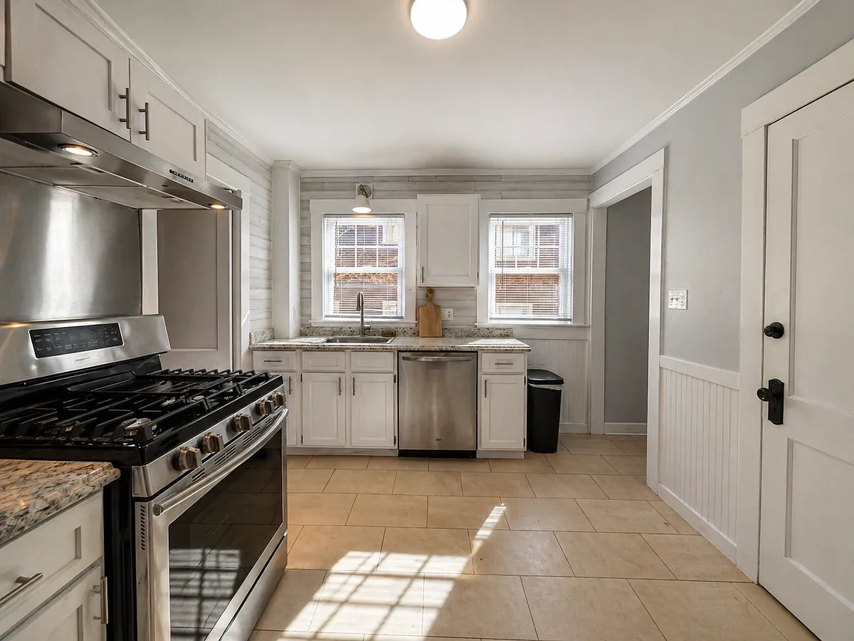 Building Photo - 62 Ainsworth St #1