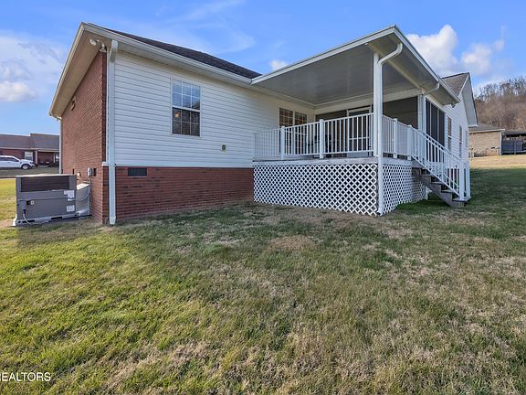 3rd image of 910 Bobbie Jean Ln