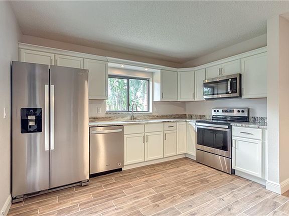 3rd image of 1432 Park Shore Cir APT 4