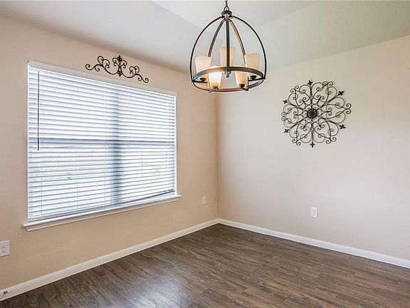 5th image of 412 Camellia Dr
