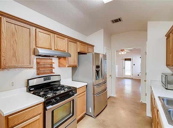 5th image of 906 Port Daniel Dr