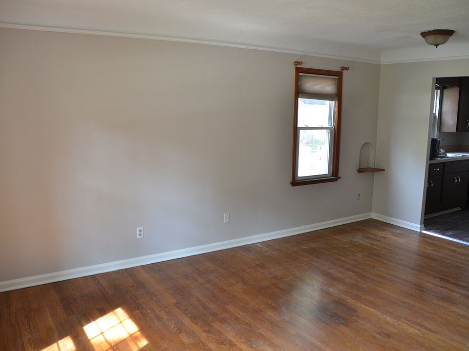 2nd image of 555 Oakmoor Ave