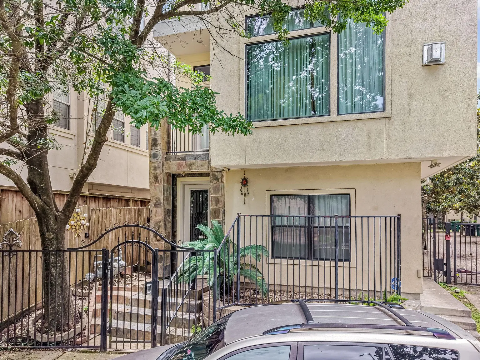 3 bed, 3.5 bath, 2025 sqft, $3,300 — Photo 2