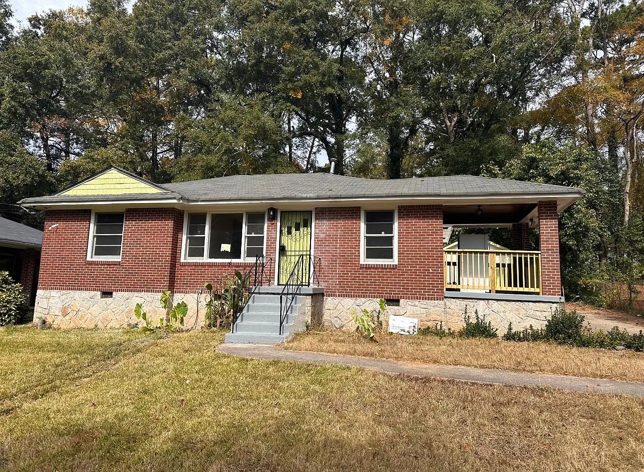 406 Carey Dr SE — Photo 2