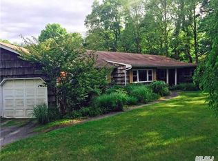 12 Knell Ln, Dix Hills, NY 11746