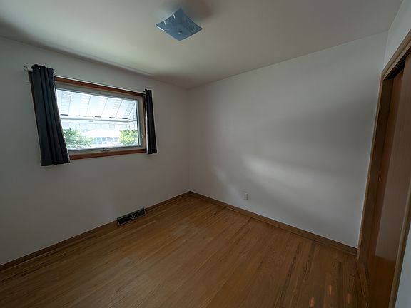 4th image of 447 Raquette St