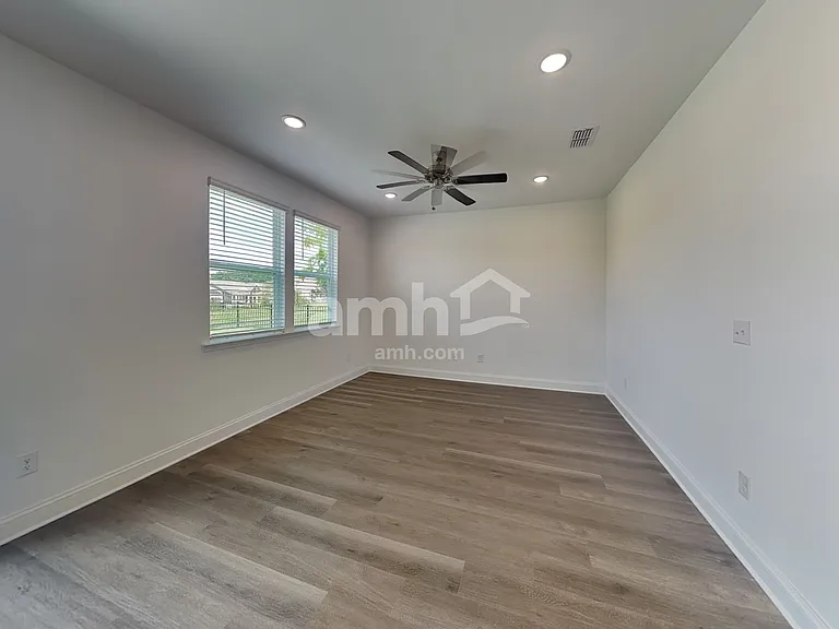 1124 Livengood Way — Photo 5