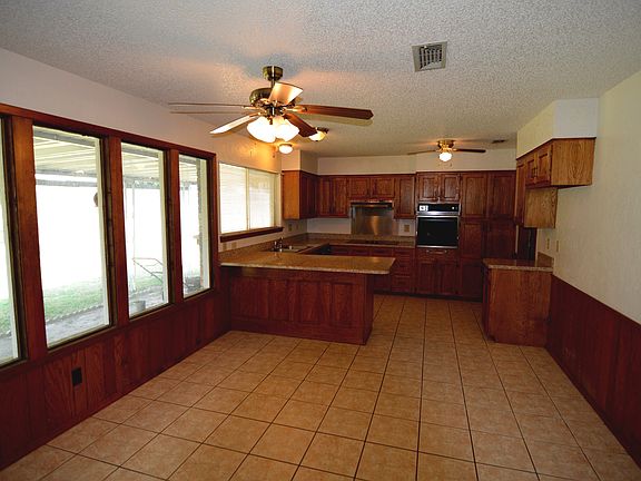 5th image of 1013 Mockingbird St