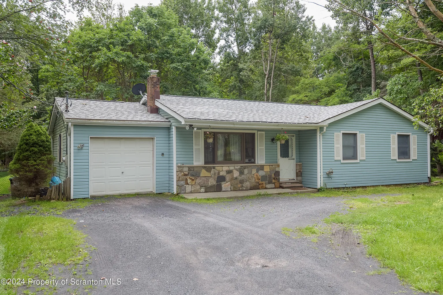 208 Ash Dr photo 1