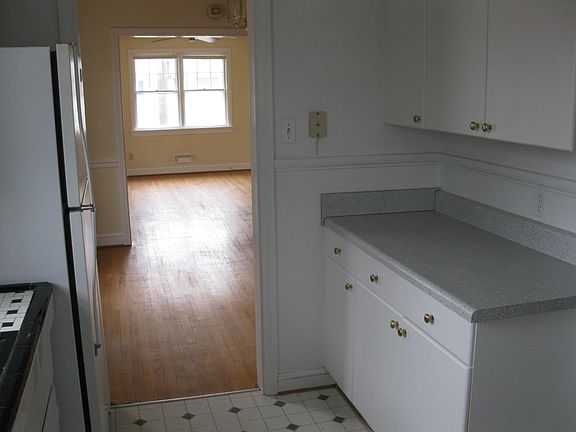 4th image of 3131 W Grace St