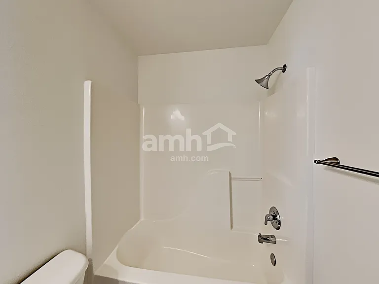 4384 N Maple Dr — Photo 16