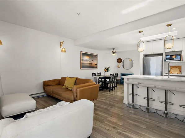 1258 Esquimalt Rd #404, Esquimalt, BC V9A 3P3