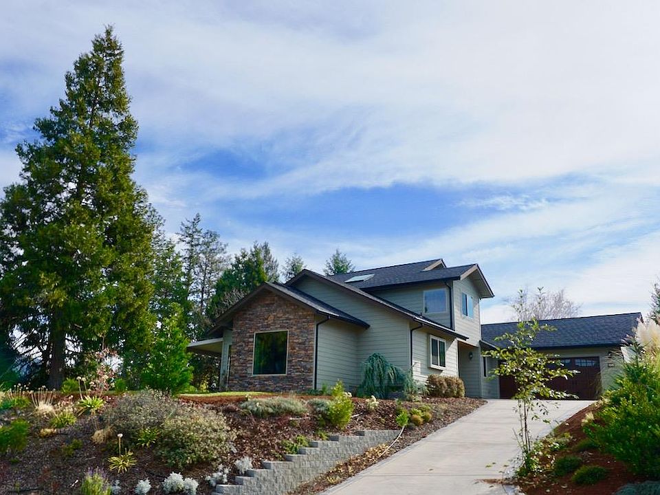2nd image of 207 NW Knight Ct