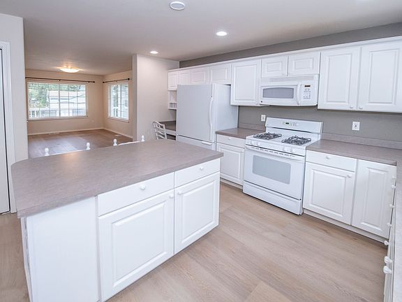 3rd image of 5423 Cape Seville Dr