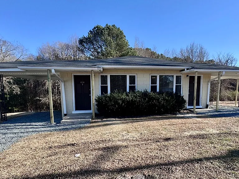 826 N Main St — Photo 1