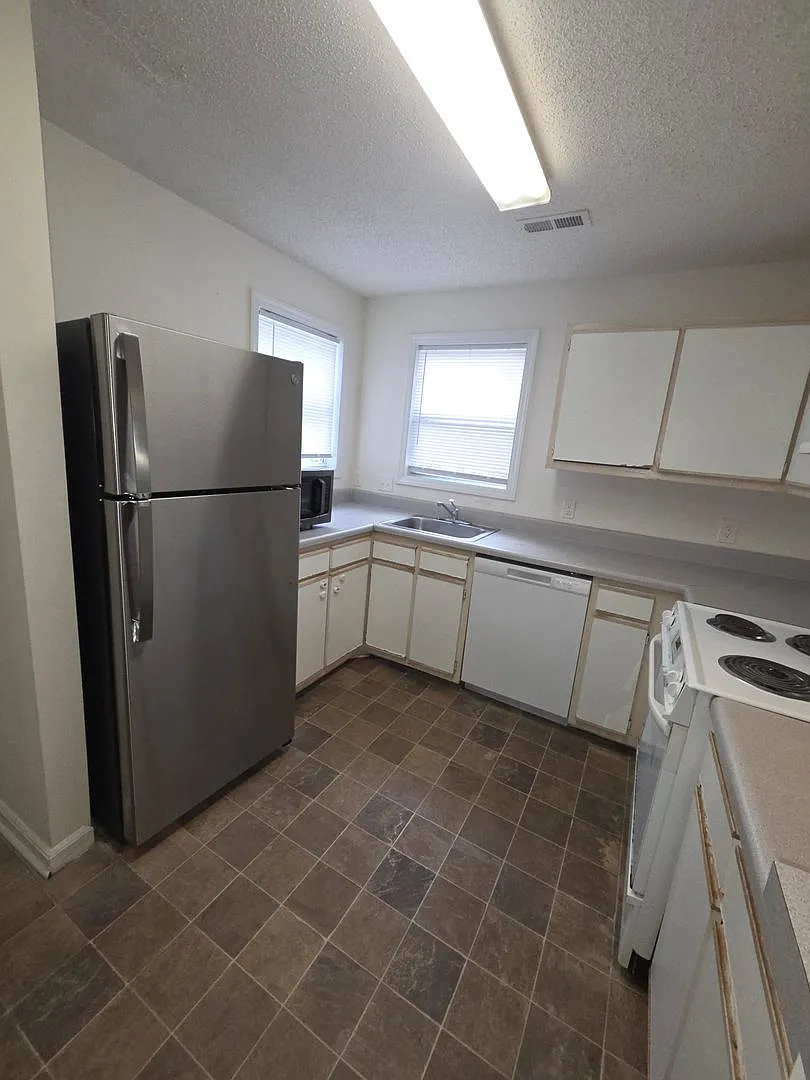 1120 Carlton Ave 202 — Photo 3
