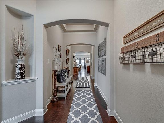 4th image of 204 Valley View Dr