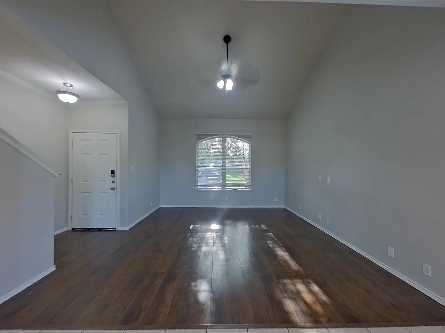 3 bed, 2.5 bath, 1690 sqft, $1,699 — Photo 2