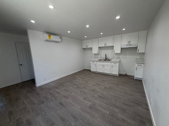4th image of 3910 Cedar Ave #3912