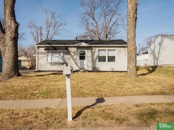7352 La Vista Dr, La Vista, NE 68128