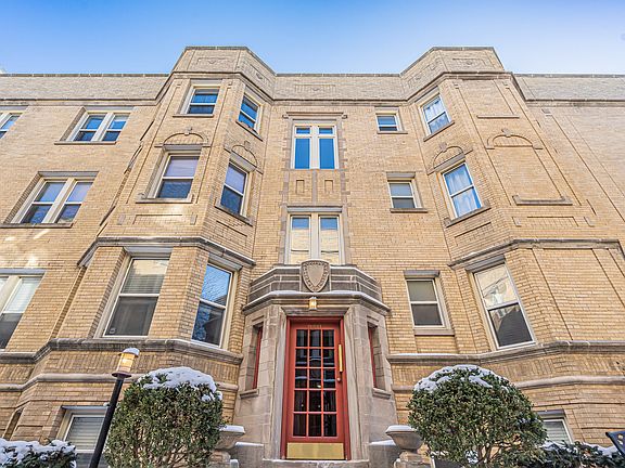 2nd image of 6811 N Lakewood Ave APT 1W